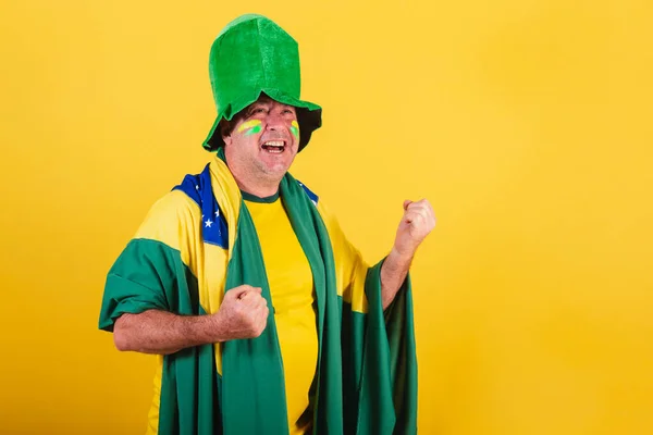 Взрослый Мужчина Футбольный Фанат Бразилии Носит Флаг Шляпу Аплодирует Футбольном — стоковое фото