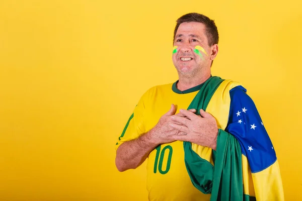 Ενήλικας Οπαδός Του Ποδοσφαίρου Από Βραζιλία Φορώντας Σημαία Τραγουδώντας Τον — Φωτογραφία Αρχείου