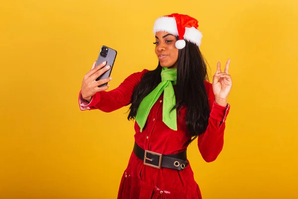 Красивая Черная Бразилька Рождественской Одежде Санта Клаус Смартфон Автопортретом Селфи — стоковое фото