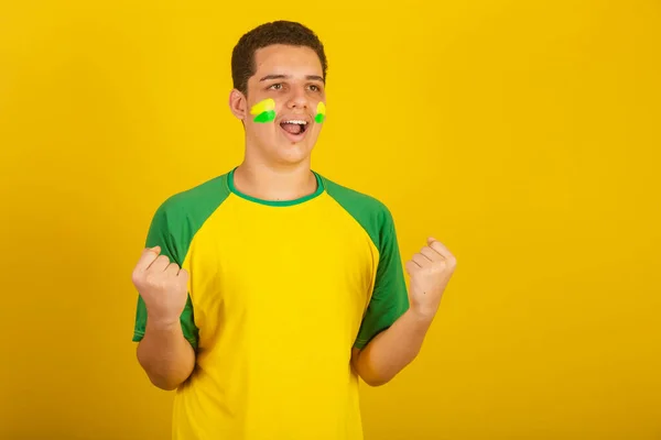 Joven Aficionado Fútbol Brasileño Vestido Verde Amarillo Meta Gritando — Foto de Stock