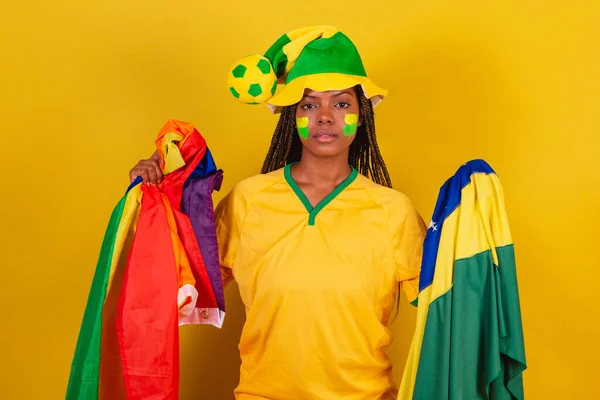 黑人妇女啦啦队队长 手持巴西国旗和Lgbt旗 Lgbt自豪 多样性 增强妇女权能 — 图库照片