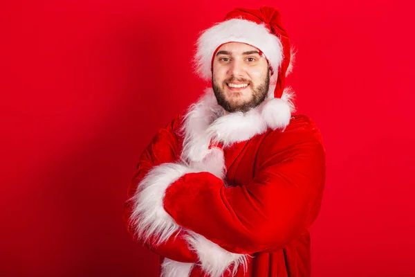Běloch Brazilec Oblečený Vánočních Šatů Santa Claus Zkřížené Paže — Stock fotografie
