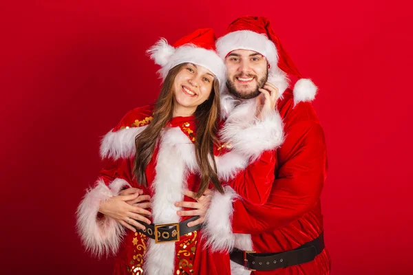 Pareja Brasileña Con Ropa Navidad Santa Claus Abrazado Románticamente — Foto de Stock