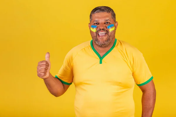 Homem Negro Brasileiro Futebol Brasileiro Polegar Para Cima Tipo Positivo — Fotografia de Stock