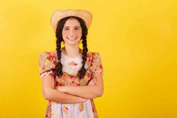 Mädchen Traditioneller Orangefarbener Kleidung Für Festa Junina Arme Verschränkt Lächelnd — Stockfoto
