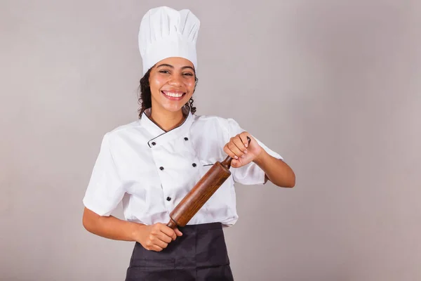 Jeune Brésilienne Noire Cuisinière Roulette Bois Pour Préparer Pâtes Pizza — Photo