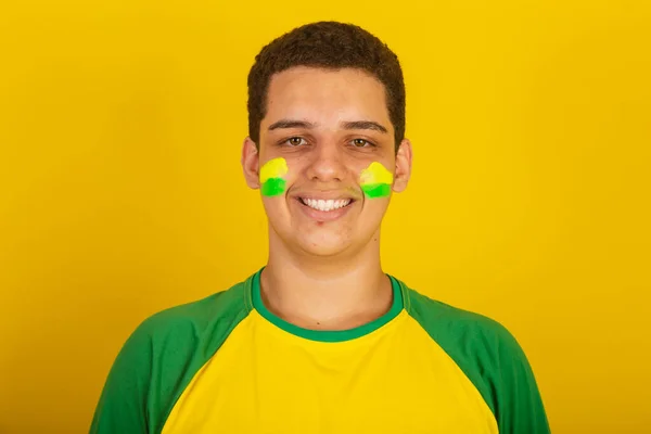 Młody Brazylijski Fan Piłki Nożnej Ubrana Zielono Żółto Zdjęcie Bliska — Zdjęcie stockowe