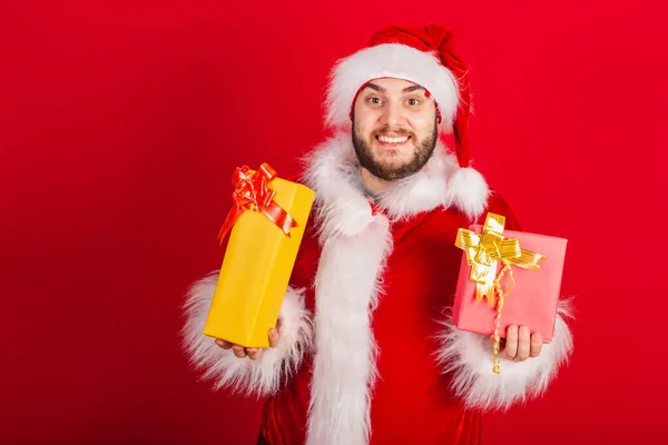 Kaukasischer Brasilianischer Mann Weihnachtskostüm Weihnachtsmann Mit Zwei Geschenken — Stockfoto