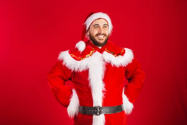 Brasilianischer Mann Gekleidet Weihnachtsmann Klamotten Die Hände Auf Der Taille — Stockfoto