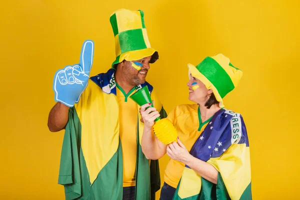Paar Rothaarige Frau Und Schwarzer Mann Brasilianische Fußballfans Kleider Für — Stockfoto