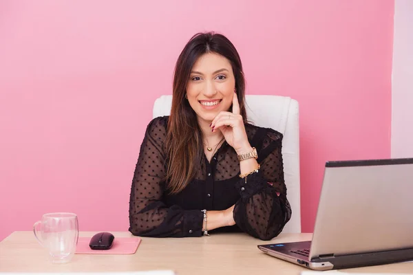 Belle Femme Caucasienne Brésilienne Entreprenante Fond Rose Travaillant Bureau Femme — Photo
