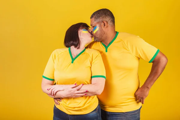 Pareja Mujer Pelirroja Hombre Negro Hinchas Del Fútbol Brasileño Dando —  Fotos de Stock