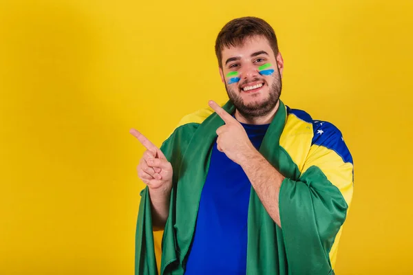 巴西白人男子 足球迷从巴西 手指指向左边 照片为广告 — 图库照片