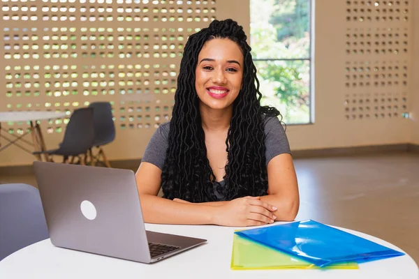 Mladá Černoška Brazilky Vysokoškolačka Pracující Notebooku — Stock fotografie