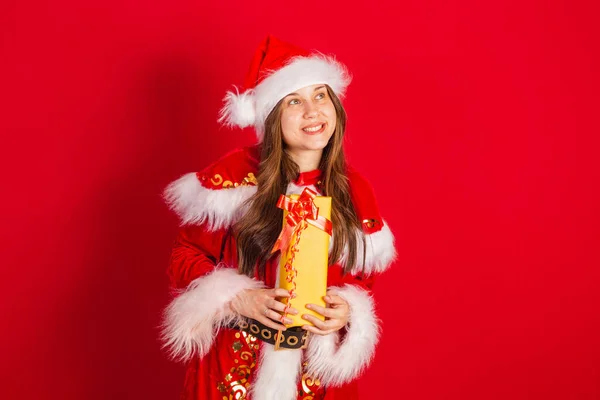 Caucasiana Brasileira Vestida Natal Papai Noel Segurando Presente Amarelo — Fotografia de Stock