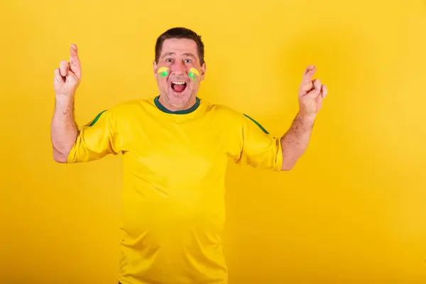 Homme Adulte Fan Football Brésilien Doigts Croisés Signe Chance Souhaitant — Photo