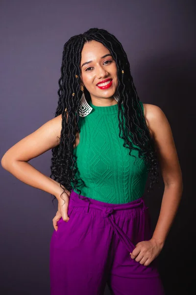 Hermosa Mujer Brasileña Negra Vestida Verde Púrpura Retrato Medio Cuerpo — Foto de Stock