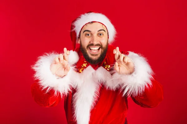 Brasilianischer Mann Weihnachtsmannkleidung Zeichen Des Glücks Wünsche Daumen Drücken — Stockfoto