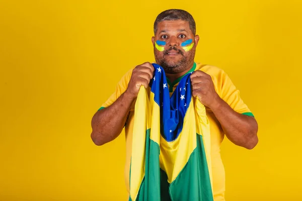 Brazylijczyk Czarny Fan Piłki Nożnej Brazylii Machanie Brazylijską Flagą Niespokojny — Zdjęcie stockowe