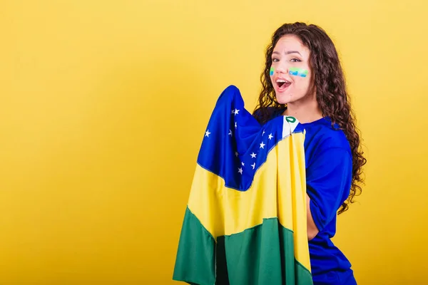 Γυναίκα Οπαδός Του Ποδοσφαίρου Οπαδός Της Brazil Παγκόσμιο Κύπελλο Κρατώντας — Φωτογραφία Αρχείου