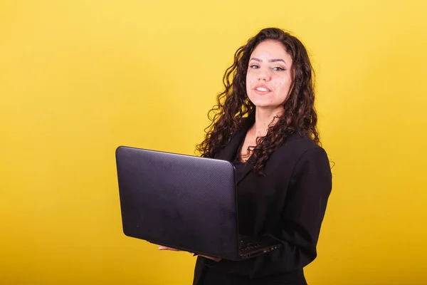 Επιχειρηματίας Γυναίκα Που Φοράει Κοστούμι Κρατώντας Φορητό Υπολογιστή Επιχειρηματίας Τηλεργασία — Φωτογραφία Αρχείου
