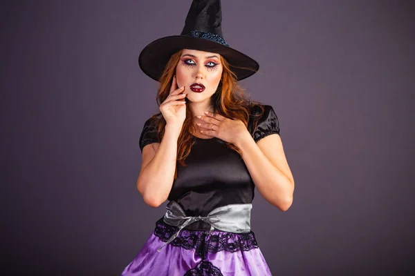 Repetiţia Halloween Femeie Caucaziană Purtând Costum Vrăjitoare Înfricoșător Uitându Cameră — Fotografie, imagine de stoc
