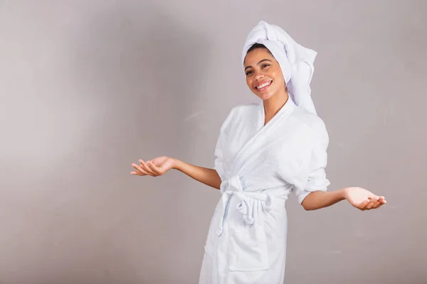Mooie Braziliaanse Zwarte Vrouw Badjas Handdoek Met Open Armen Welkom — Stockfoto