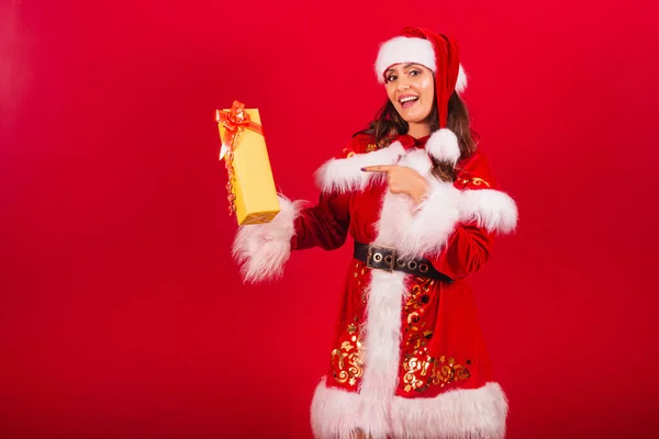 Mujer Brasileña Vestida Con Ropa Navidad Santa Claus Mostrando Regalo —  Fotos de Stock
