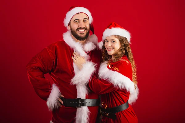 Brazylijczycy Ubrani Świąteczne Ubrania Święty Mikołaj Przytulanie Całowanie — Zdjęcie stockowe