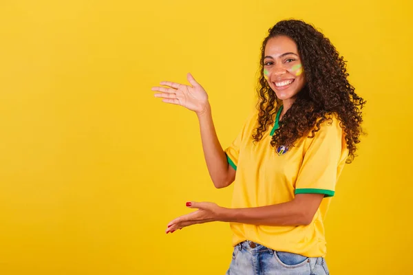 若い黒人のブラジル人女性サッカーファン 左に手を挙げて写真を公開し — ストック写真