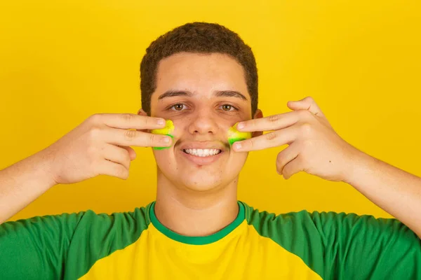 Giovane Tifoso Brasiliano Calcio Vestito Verde Giallo Mettendo Vernice Sul — Foto Stock
