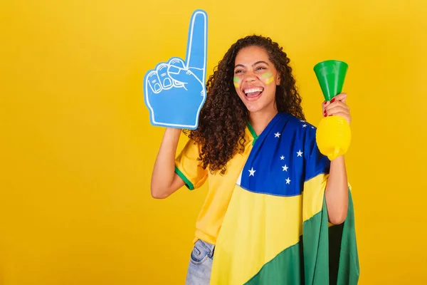 若い黒人のブラジル人女性サッカーファン 旗やアクセサリーで応援し — ストック写真