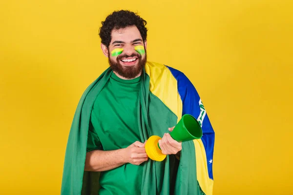 Muž Brazilský Vousatý Fotbalový Fanoušek Brazílie Používá Svůj Roh Zápase — Stock fotografie