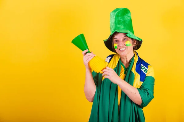 Dorosła Kobieta Fan Piłki Nożnej Brazylii Nosząca Flagę Kapelusz Używająca — Zdjęcie stockowe