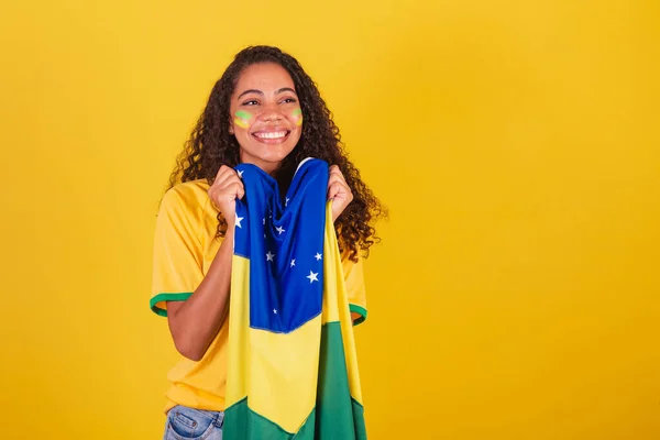 若い黒人のブラジル人女性サッカーファン ブラジルの国旗です 振動する笑顔 — ストック写真