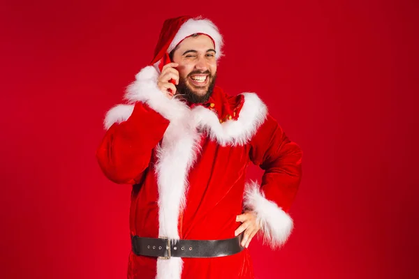 Brasilianischer Mann Weihnachtsmannkleidung Hält Smartphone Bei Anruf Der Hand — Stockfoto