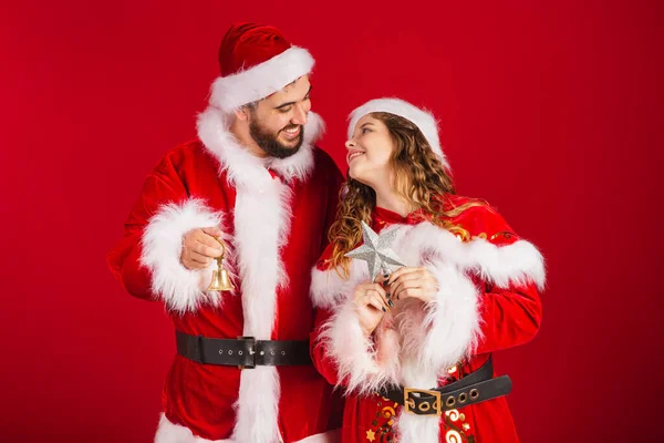 Brasilianisches Paar Weihnachtskleidung Weihnachtsmann Mit Weihnachtsschmuck Stern Glocke — Stockfoto