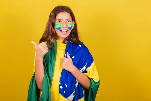 Brazylijczyk Kaukaskie Dziecko Fan Piłki Nożnej Kciuk Górę Zatwierdzam Zatwierdzam — Zdjęcie stockowe