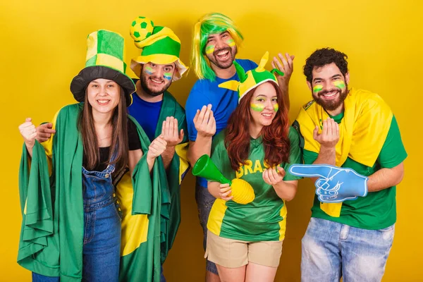 Grupo Amigos Aficionados Fútbol Brasil Utilizando Bandera Brasil Llamando Con — Foto de Stock