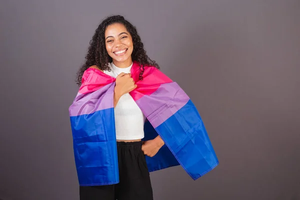 Jonge Zwarte Braziliaanse Vrouw Biseksuele Vlag Als Omslag Biseksuele Vrouw — Stockfoto