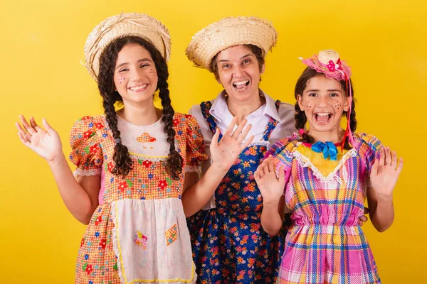 Großmutter Und Ihre Beiden Enkelinnen Typischer Festa Junina Kleidung Überrascht — Stockfoto