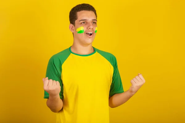 Jovem Brasileiro Futebol Vestido Verde Amarelo Gritando Objetivo — Fotografia de Stock