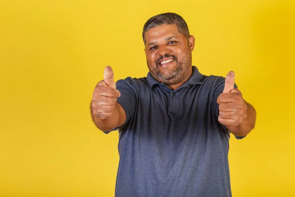 Braziliaanse Zwarte Man Volwassen Glimlachend Voorwaarts Als Teken — Stockfoto