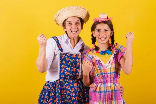 Großmutter Und Enkelin Typischer Festa Junina Kleidung Feiern Siegen Feiern — Stockfoto