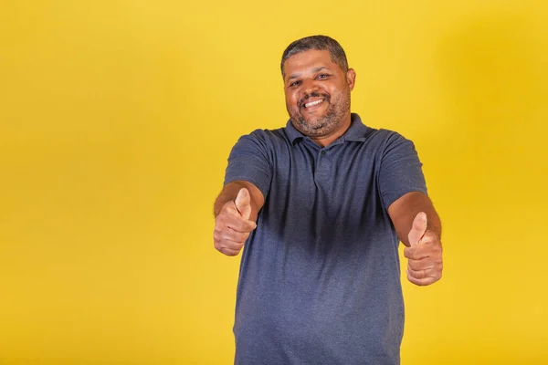 Hombre Negro Brasileño Adulto Sonriendo Adelante Como Signo — Foto de Stock