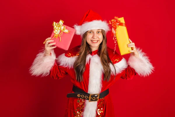 Caucásica Brasileña Vestida Navidad Santa Claus Sosteniendo Dos Regalos —  Fotos de Stock