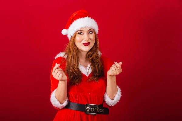 美しいブラジルの赤髪の女性 クリスマス服を着て サンタクロース 指で心臓のサインをしたり — ストック写真