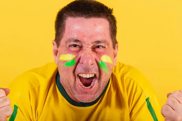 Adulte Homme Brésilien Fan Football Célébrant Objectif Criant Gros Plan — Photo
