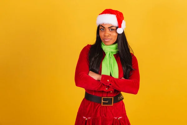 美しい黒のブラジル人女性 クリスマス服を着て サンタクロース 腕が交差 — ストック写真