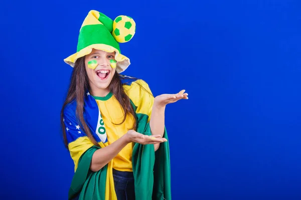 Młoda Dziewczyna Fanka Piłki Nożnej Brazylii Ubrany Kapelusz Flagę Prezentuje — Zdjęcie stockowe